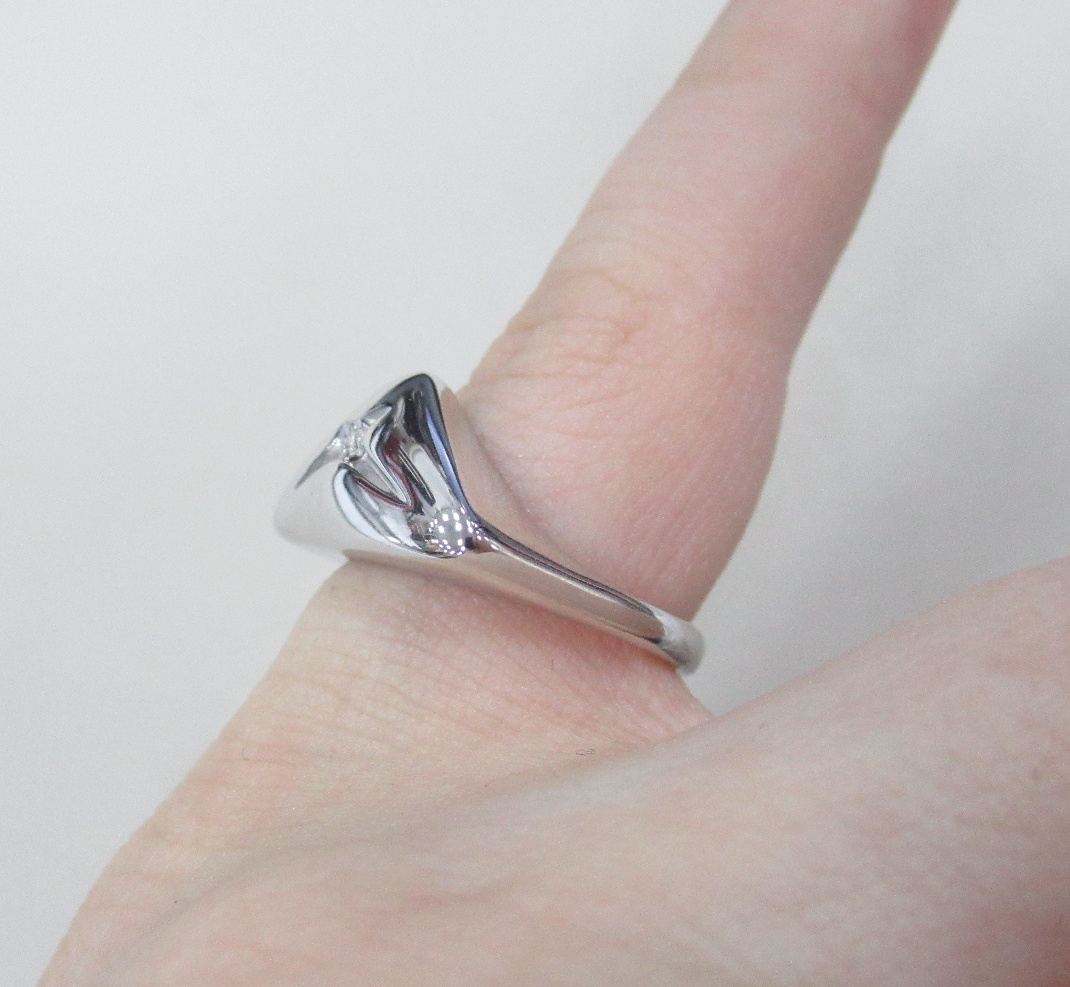 Серебряное кольцо с бриллиантом